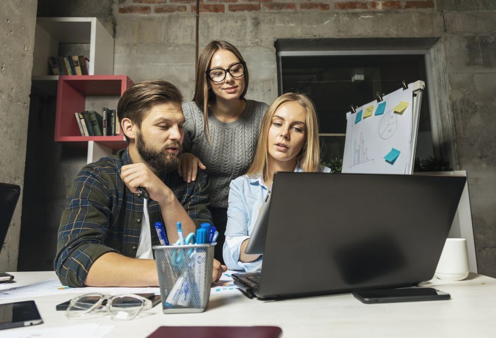 Werden Arbeitsaufgaben als gesellschaftlich wirkungsvoll ansehen, bewerten Mitarbeitende sie als sinnstiftend. Abbildung: ProlmageContent, Depositphotos