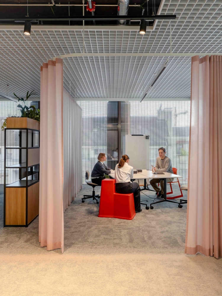 Der Übergang zwischen Fokusarbeit und hochwertig ausgestatteter Kollaborationsfläche ist fliessend. Abbildung: Studio Banana